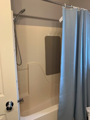 Towels, soap, toilet paper - Family and pet welcoming home - Barkers Island is within walking distance! (Superior)