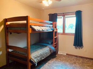 3 slaapkamers, reisbedje, gratis wifi, beddengoed