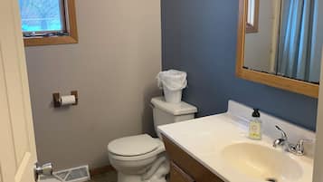 Serviettes fournies, savon, papier toilette