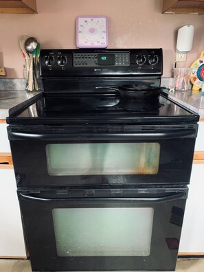 A black stove with a digital clock displaying 423, a timer, and knobs for temperature and power settings. - Easy access to scenic North Shore and WI South Shore - Kids and Pets welcome!! (Superior)