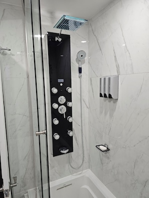 Hair dryer, towels, soap, toilet paper - Spacious 4BR Retreat w/ King Loft Near Downtown PTBO & Hospital + Parking (Peterborough)