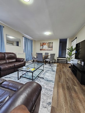 Smart TV - Spacious 4BR Retreat w/ King Loft Near Downtown PTBO & Hospital + Parking (Peterborough)