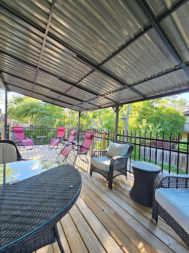 Spacious 4BR Retreat w/ King Loft Near Downtown PTBO & Hospital + Parking
