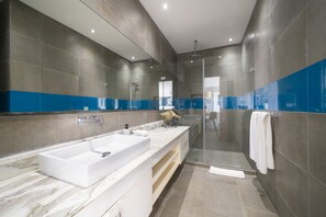 Shower - Rooftop & 2 Pools - 3 Bedroom Condo - Latitud 203 (Playa del Carmen)