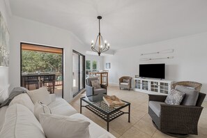Smart TV, books - Close to Beach Couple's Retreat (Hilton Head Island)