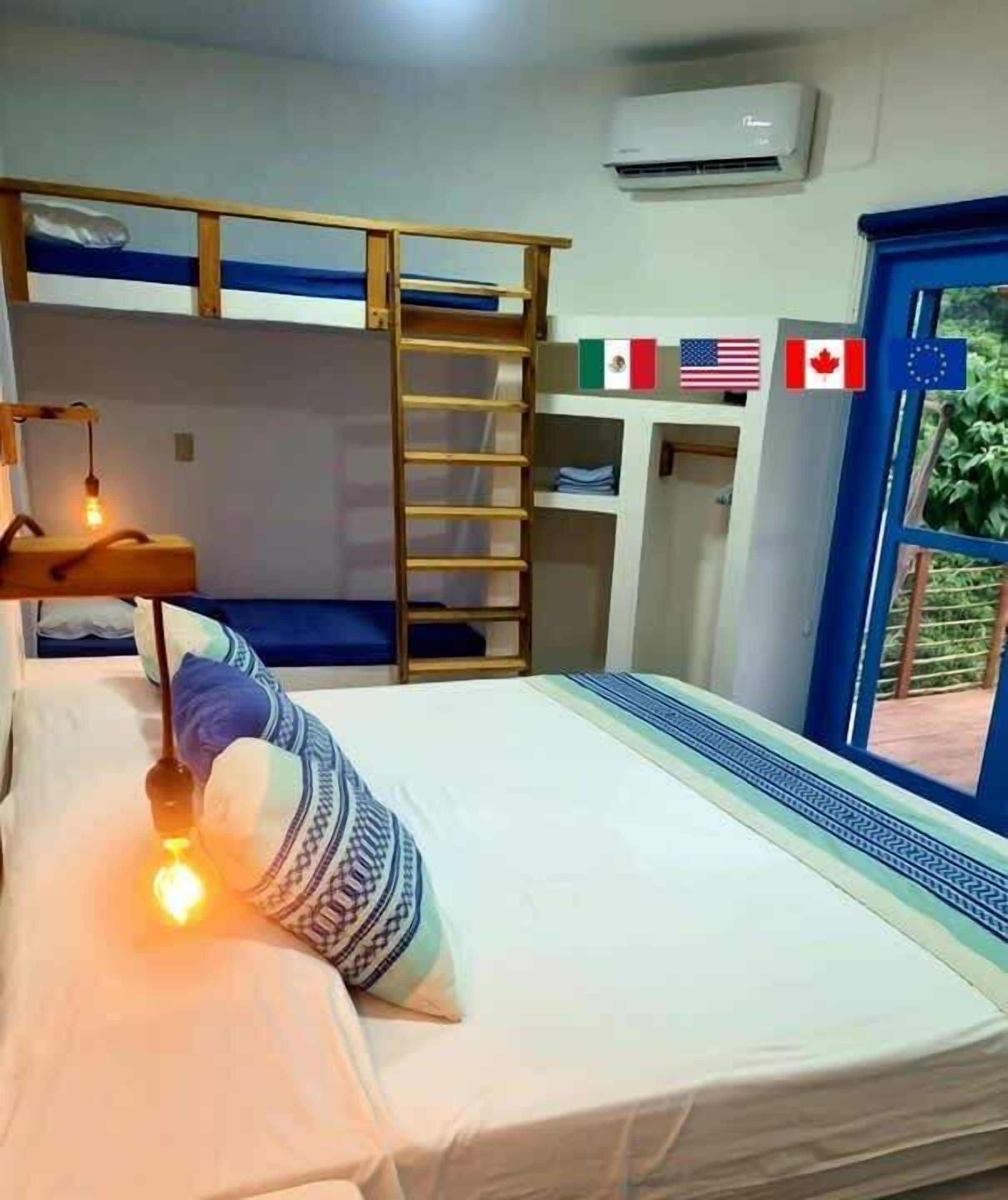 Cabaña con cama king size y litera, para cuatro personas.
Cabin with king size bed and bunk bed, for four people.