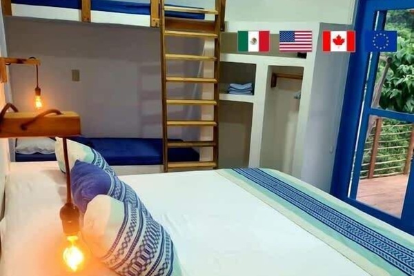 Cabaña con cama king size y litera, para cuatro personas.
Cabin with king size bed and bunk bed, for four people.