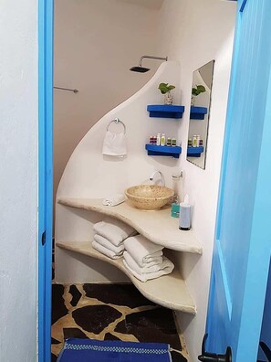 Shower, towels, shampoo