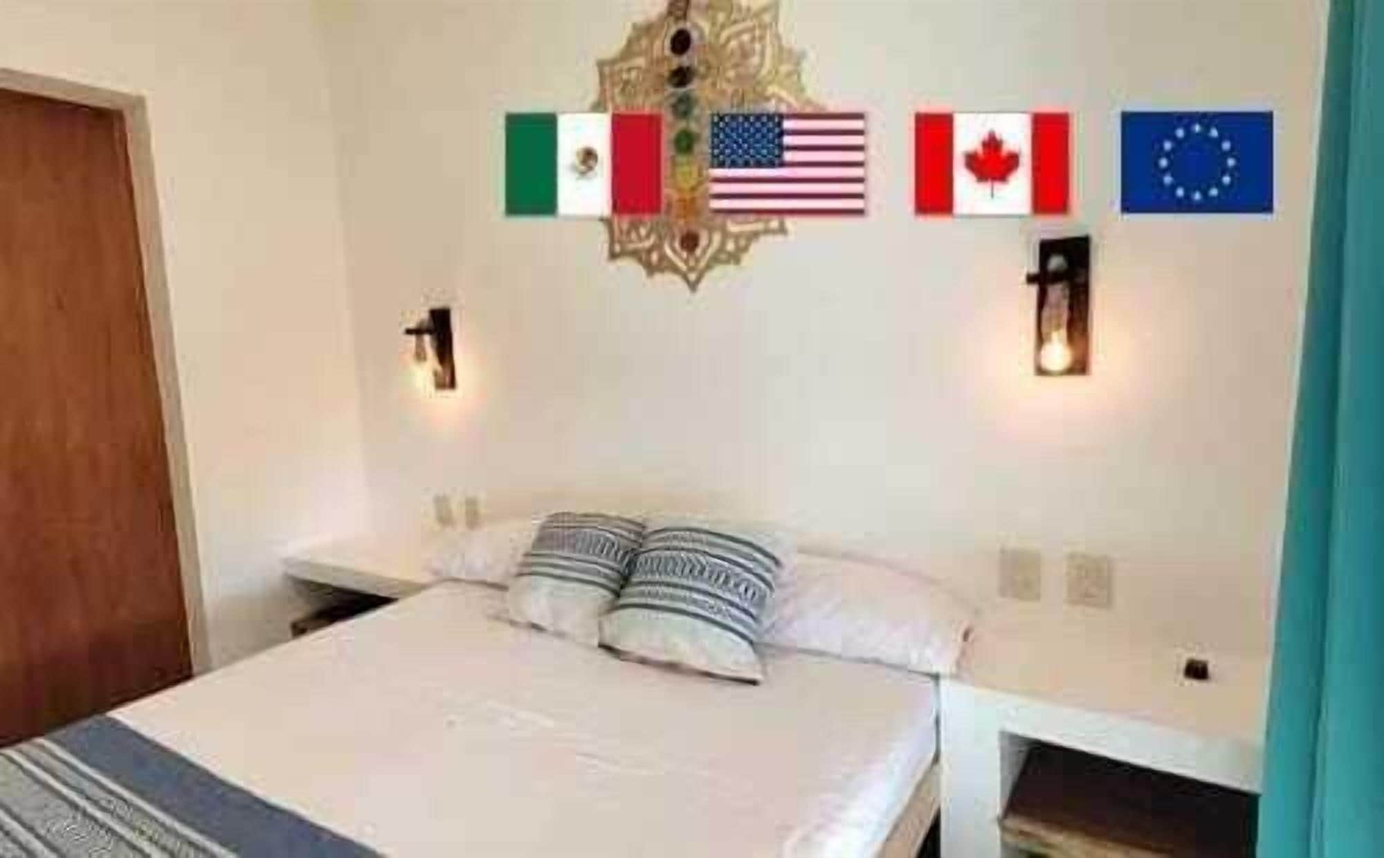 Cuarto principal con cama queen size, mueble para organizar ropa/objetos, puerta de salida a la terraza privada, televisión y área de trabajo.
Master bedroom with queen size bed, with closet, door to the private terrace, TV and work area.