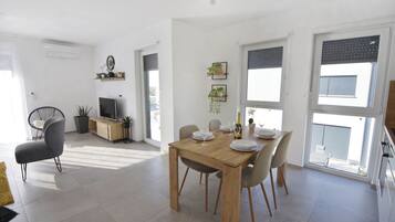 Huoneisto, 2 makuuhuonetta, parveke, kaupunkinäköala | Ruokasali