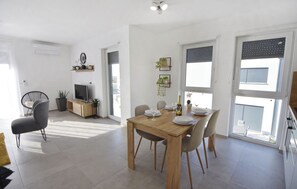 อพาร์ทเมนท์, 2 ห้องนอน, ระเบียง, วิวเมือง | ห้องรับประทานอาหาร