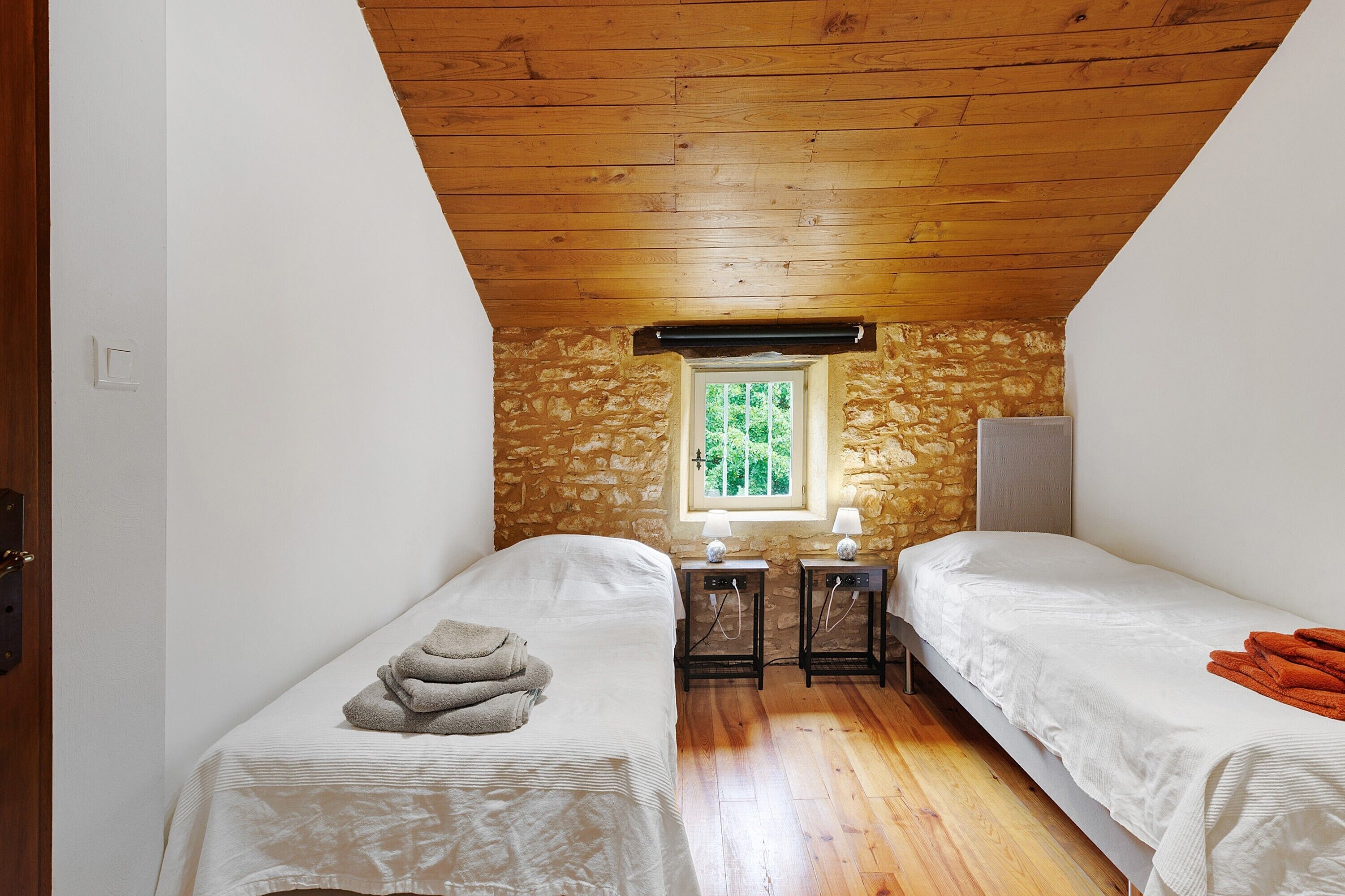 2 habitaciones, tabla de planchar con plancha, wifi y ropa de cama 