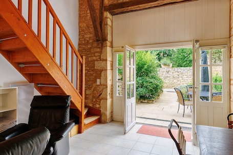 TV, DVD player, ping pong, stereo. Le Pin Penché – Peaceful Retreat with Heated Pool