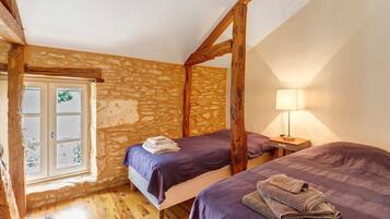 2 bedrooms, iron/ironing board, WiFi, bed sheets