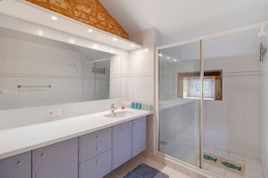 Shower, hair dryer, towels