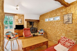 TV, fireplace, DVD player, table tennis - Gîte “La Gariotte” with Shared Pool and Jacuzzi (Montcabrier)