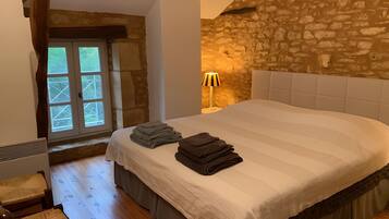 2 makuuhuonetta, silitysrauta/-lauta, Wi-Fi, vuodevaatteet