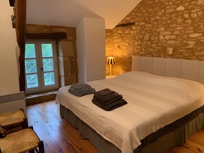 2 makuuhuonetta, silitysrauta/-lauta, Wi-Fi, vuodevaatteet