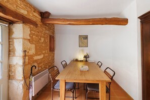 Dining - Gîte “La Gariotte” with Shared Pool and Jacuzzi (Montcabrier)