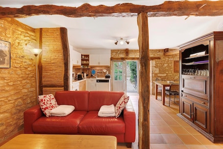 TV, fireplace, DVD player, ping pong. Gîte “La Gariotte” with Shared Pool and Jacuzzi
