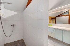 Shower, hair dryer, towels - Gîte "Les Tuquettes" with Shared Pool and Jacuzzi (Montcabrier)