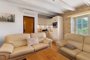 Televisie, een open haard, een dvd-speler en een tafeltennistafel