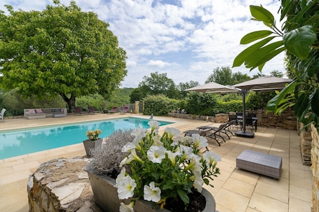 Pool. Apartment 'La Cazelle' with Shared Pool and Air Conditioning