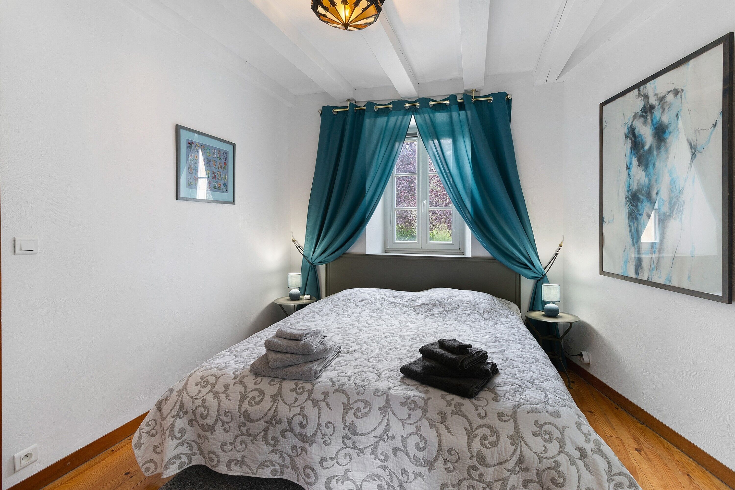 Iron/ironing board, WiFi, bed sheets