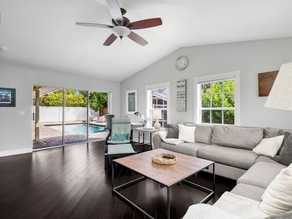 TV - Tropical Haven- Heated Pool, Fire Pit, Fenced Yard (Cape Coral)