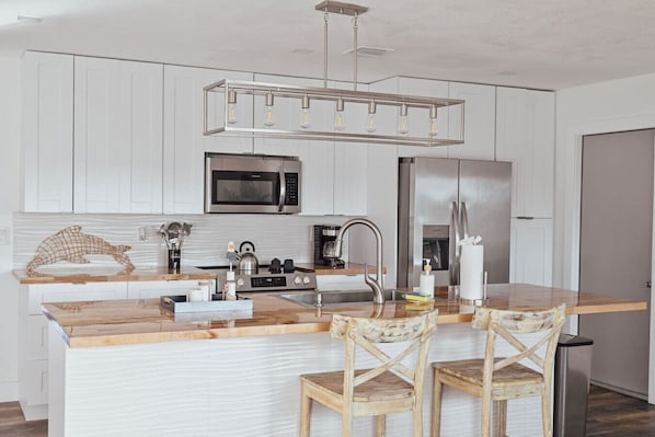 Fridge, microwave, oven, stovetop - Dockside Getaway - Gulf Access & Putting Green (Cape Coral)