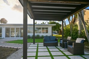 Terrace/patio - Dockside Getaway - Gulf Access & Putting Green (Cape Coral)