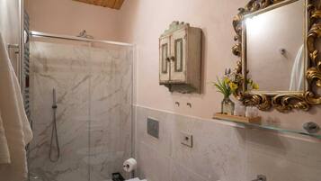 Doccia, asciugacapelli, bidet, asciugamani