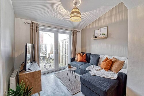 Modern 2-Bed Tewkesbury Apartment + Parking Space