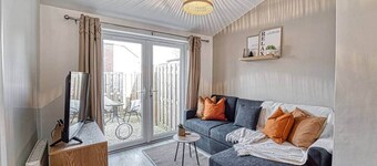 Modern 2-Bed Tewkesbury Apartment + Parking Space