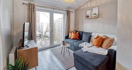 Modern 2-Bed Tewkesbury Apartment + Parking Space