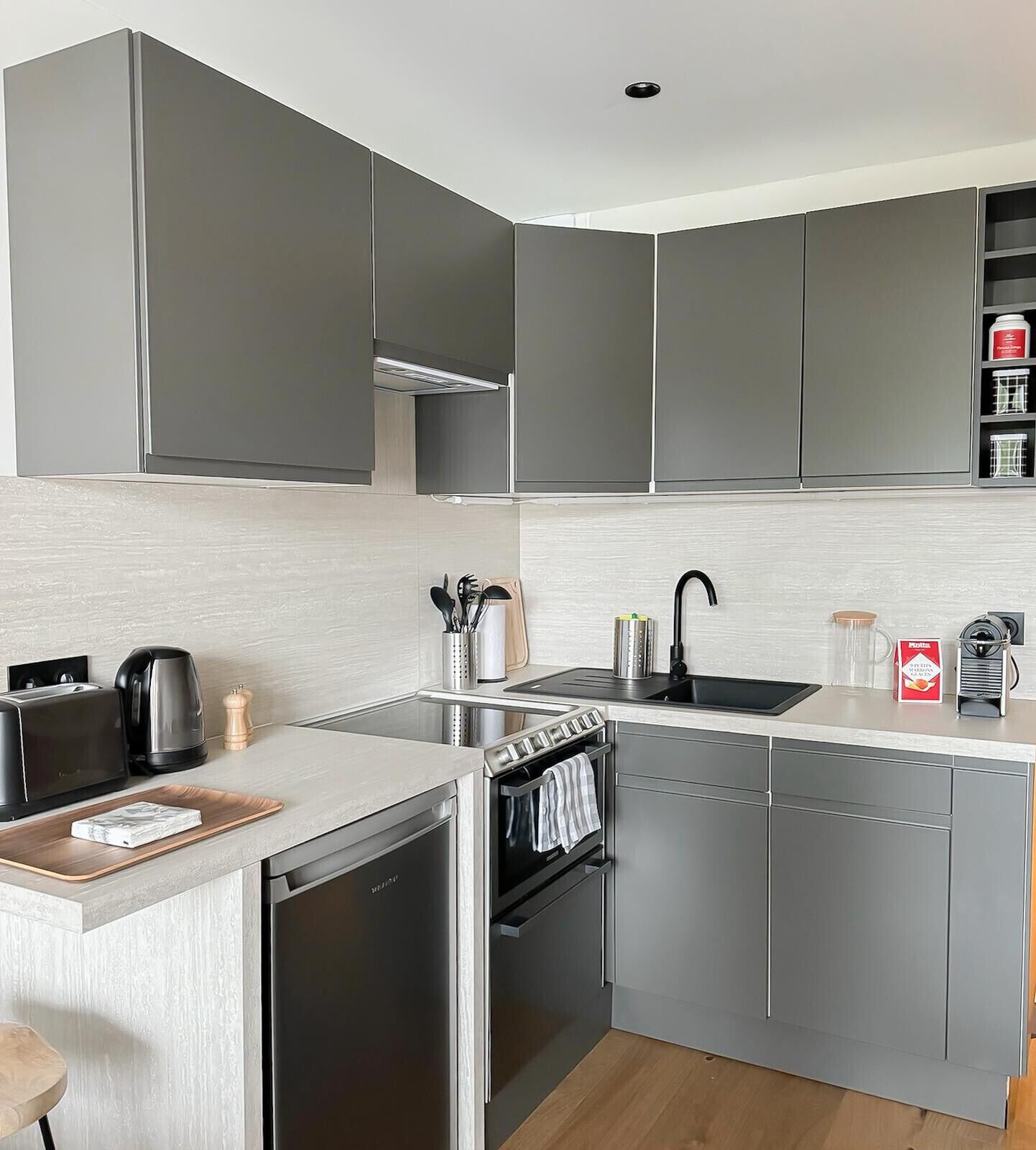 Wasserkocher mit Kaffee-/Teezubehör, Kühlschrank, Ofen, Geschirrspüler