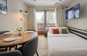 1 habitación, tabla de planchar con plancha y ropa de cama 