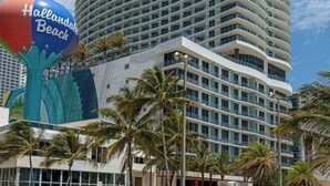Exterior - Luxury Oceanfront 2BR/2BA,Beach + Pool, Free Parking (Hollywood)