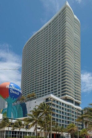 Exterior - Luxury Oceanfront 2BR/2BA,Beach + Pool, Free Parking (Hollywood)