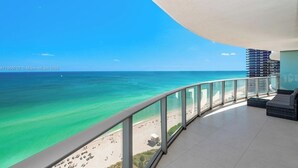 Property grounds - Luxury Oceanfront 2BR/2BA,Beach + Pool, Free Parking (Hollywood)