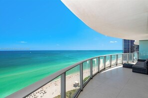 Property grounds - Luxury Oceanfront 2BR/2BA,Beach + Pool, Free Parking (Hollywood)