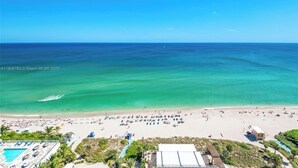 Beach - Luxury Oceanfront 2BR/2BA,Beach + Pool, Free Parking (Hollywood)
