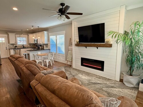 NEW Pet/Kid Friendly - 7 Minutes to Downtown GVL