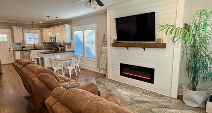 NEW Pet/Kid Friendly - 7 Minutes to Downtown GVL