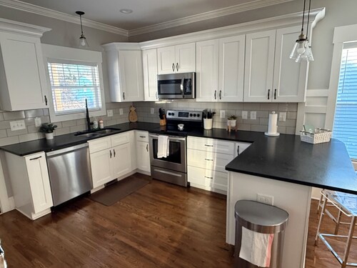 NEW Pet Friendly - 7 Minutes to Downtown GVL