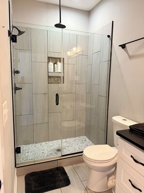 Dusche, Haartrockner, Handtücher, Seife