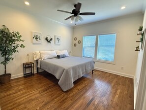 3 bedrooms, iron/ironing board, travel cot, free WiFi - NEW Pet Friendly - 7 Minutes to Downtown GVL (Greenville)