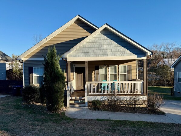 Exterior - NEW Pet Friendly - 7 Minutes to Downtown GVL (Greenville)