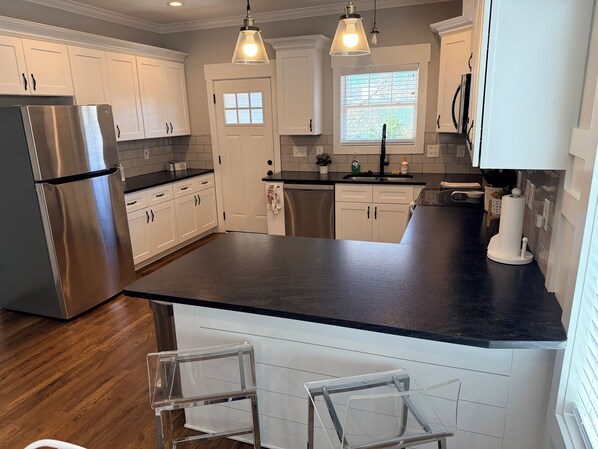 Refrigerador, microondas, horno y parrilla de estufa 