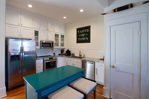 Frigorífico, microondas, horno y lavavajillas